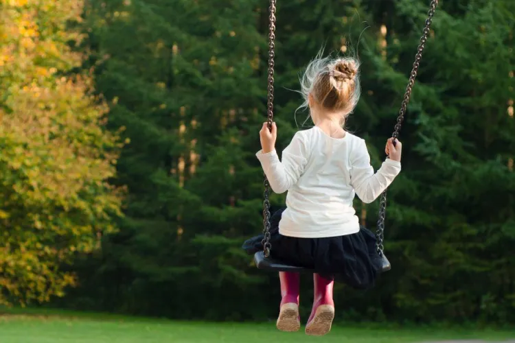 Fetiţă de 5 ani, pipăită de un necunoscut, de faţă cu mama sa, într-un parc