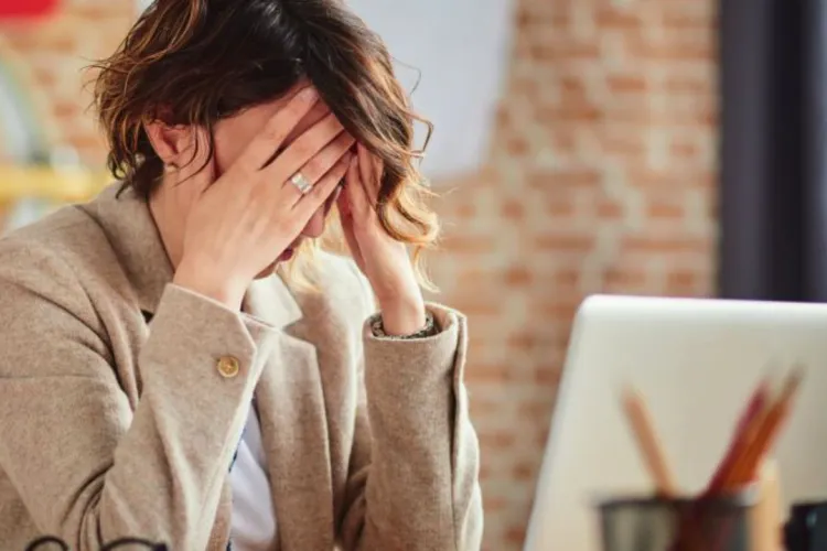 Criza COVID a lovit în special femeile: „Au plătit un cost mai mare decât bărbaţii”. Cât îi costă pandemia pe români, de fapt