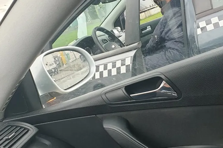Cluj: Taximetrist fotografiat în timp ce degusta o bere - FOTO