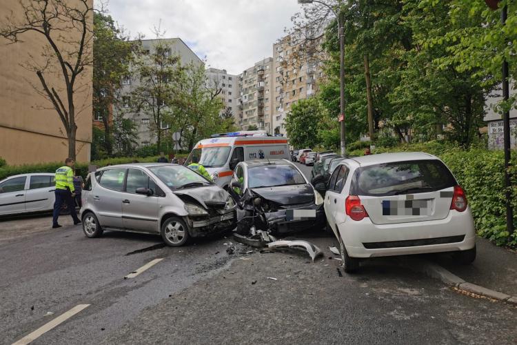 Accident pe strada Mehedinți, în Mănăștur! Două șoferițe s-au tamponat - FOTO   