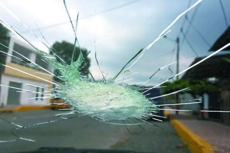 Un clujean și-a pierdut cumpătul în trafic și a spart parbrizul unei femei