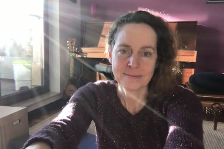 Soția lui Dacian Cioloș nu e vaccinată și se plânge că este discriminată, pentru că e plasată în caratină