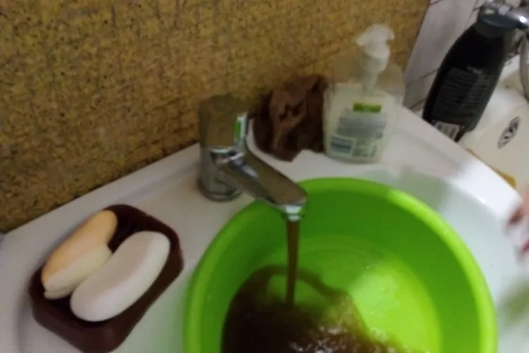 Apă caldă neagră la culoare. S-a întâmplat în cartierul Gheorgheni - VIDEO   