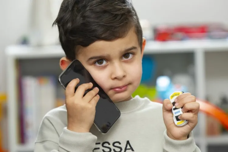 Un băiat de 4 ani a chemat poliția sunând la numărul de urgență scris pe mașina lui de jucărie, după ce mama sa a leșinat în casă 