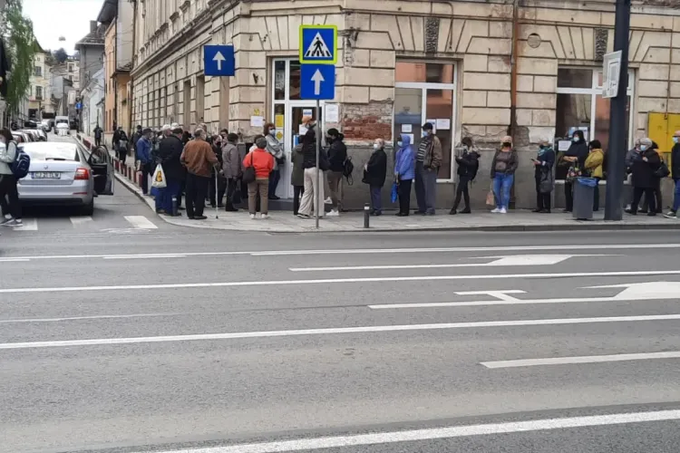 Cozi ca pe vremea comunismului, la Electrica, pentru reînnoirea contractelor: „Dacă nu reînnoim noi, îți pun niște sume de te doare mintea” - FOTO