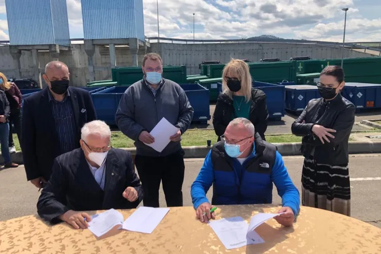 Au fost predate stațiile de transfer al deșeurilor din Gherla și Mihai Viteazu, către noul operator de salubritate. Greul de acum urmează - FOTO