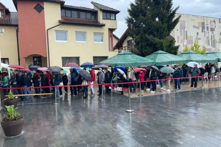 Românii se vaccinează! Coadă în ploaie. Campania anti-vaccinare nu a prins - FOTO