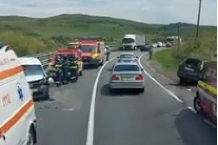 Accident rutier în Mera! Trei mașini au fost făcute praf - VIDEO