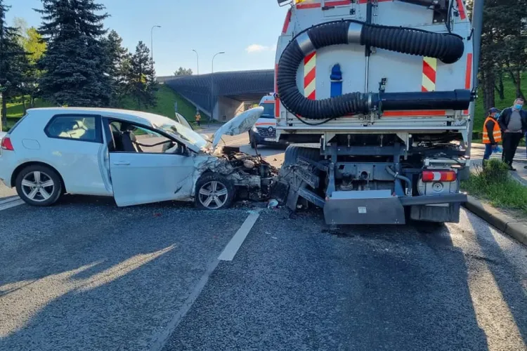 Accident grav la Podul N. A intrat cu mașina sub autospeciala care spăla Calea Florești - FOTO
