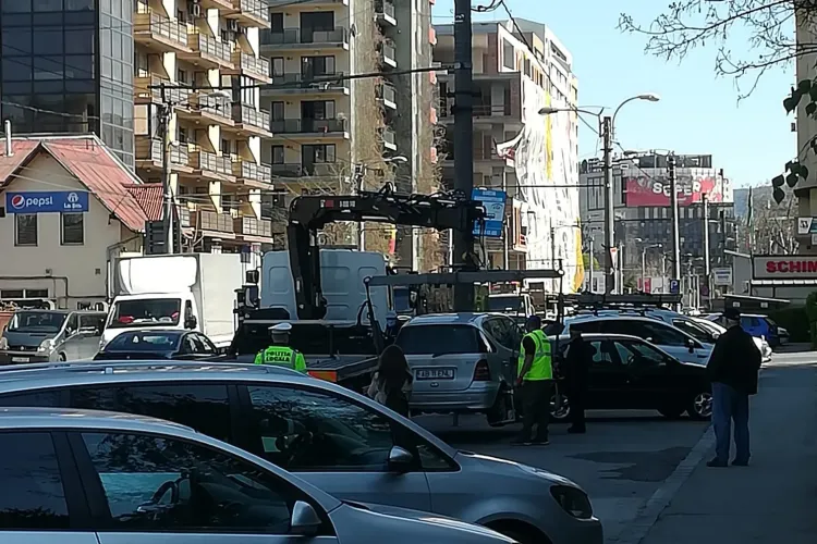 Se face iarăși ”curățenie” în stația de autobuz de pe strada Teodor Mihali - FOTO