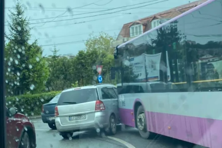 Cluj: O mașină a intrat în calea autobuzului pe Frunzișului. Traficul e îngreunat - FOTO