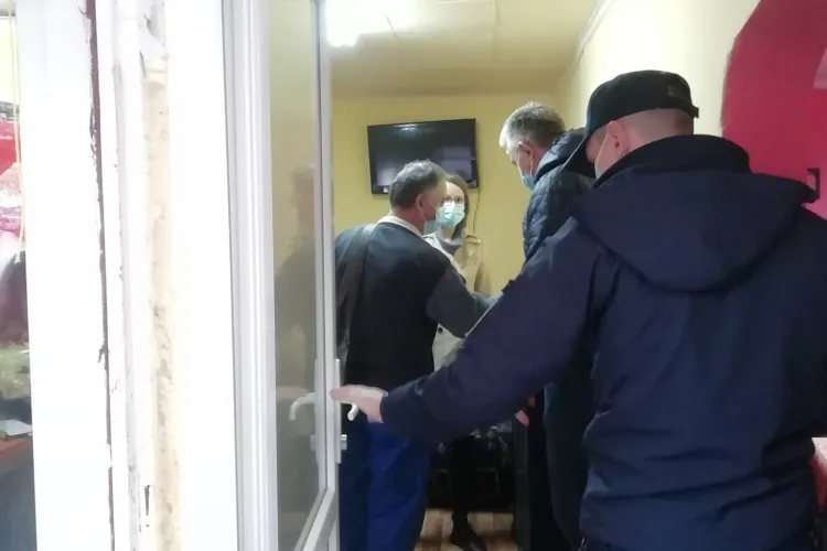  Jandarmii clujeni explică de ce au folosit gaze și cătușe la evacuarea de pe strada Meșterul Manole - VIDEO