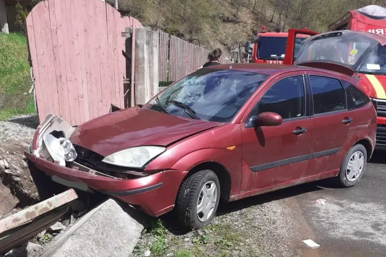 Accident la Măguri Răcătău. Trei oameni au fost duși la spital - FOTO