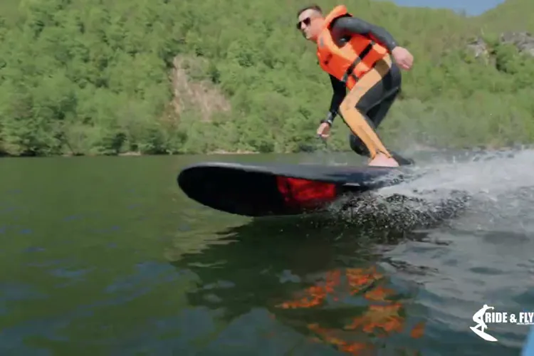 Surf ride, ultima distracție pe lacul Tarnița! Amatorii de senzații tari pot încerca - VIDEO