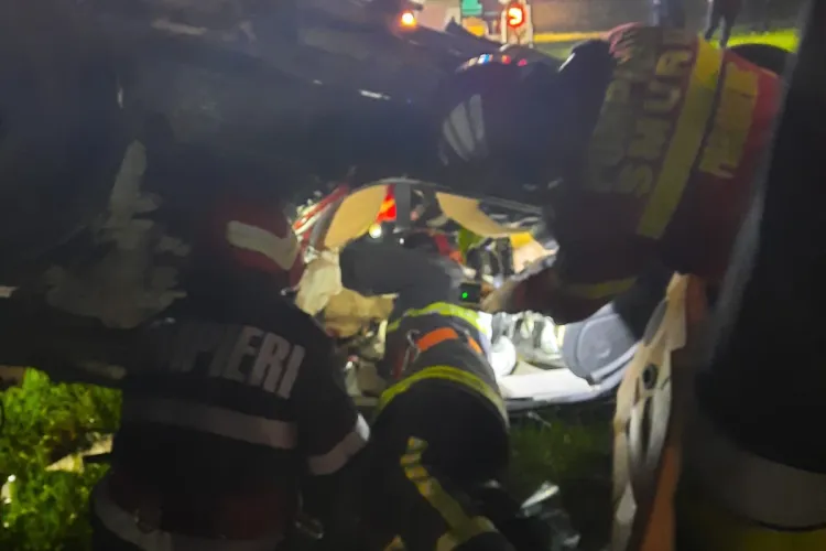 Accident cu trei morți la Pasul Tihuța. Doi dintre decedați sunt din Cluj. Mașina s-a făcut bucăți - FOTO