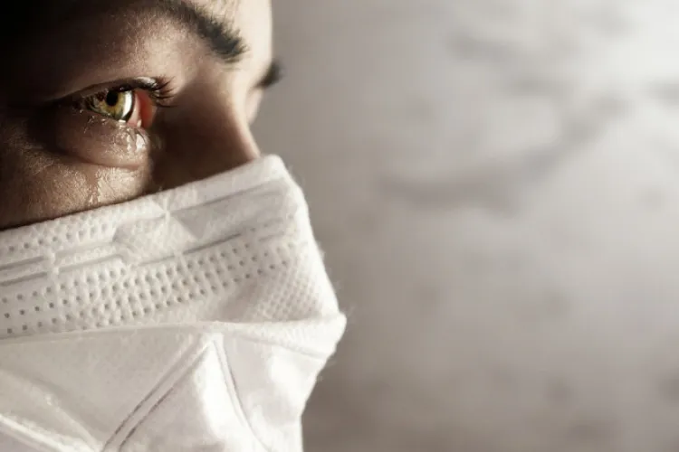 Unele persoane se tem să renunțe la mască. Psiholog: „Pandemia a creat trăsături specifice stresului post-traumatic”