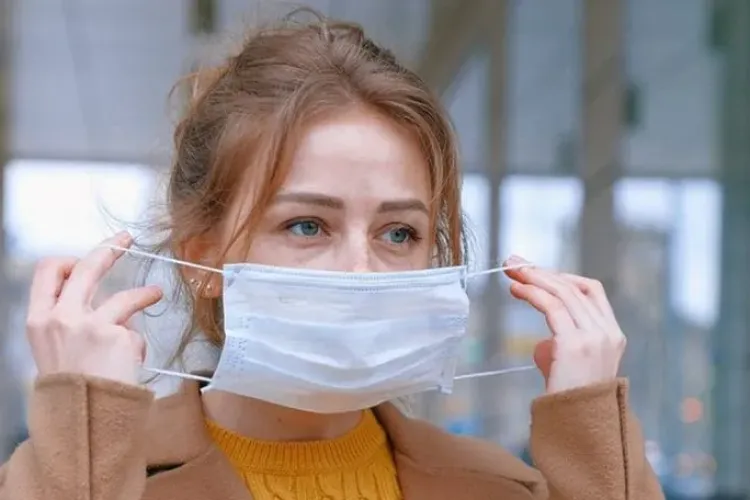 Când ar putea să nu mai fie obligatorie masca în spațiile deschise. Precizări importante de la ministrul Sănătății