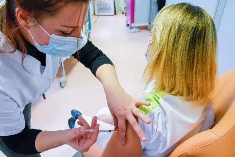 Vaccinare fără programare din 7 mai în toate centrele: cei peste 60 de ani la orice oră, ceilalți în intervalul 14-20