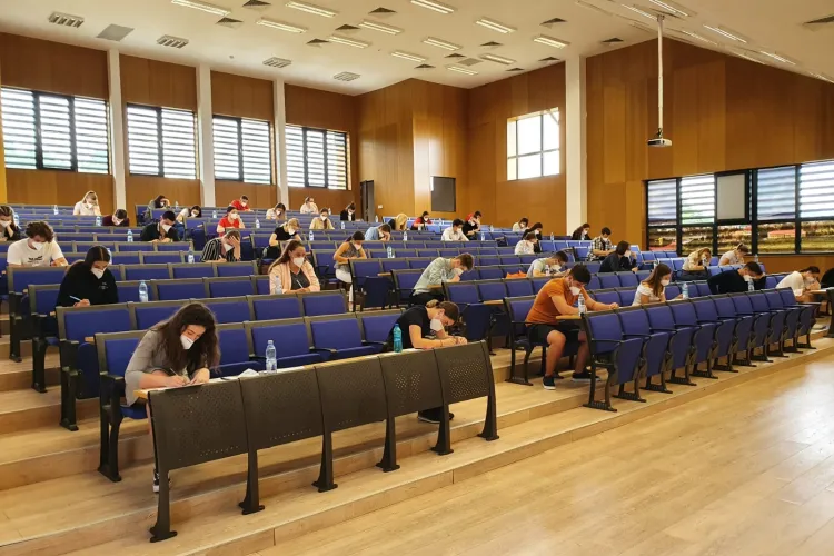 1.400 de candidați au participat la simularea examenului de admitere la UMF „Iuliu Hațieganu”, din weekend