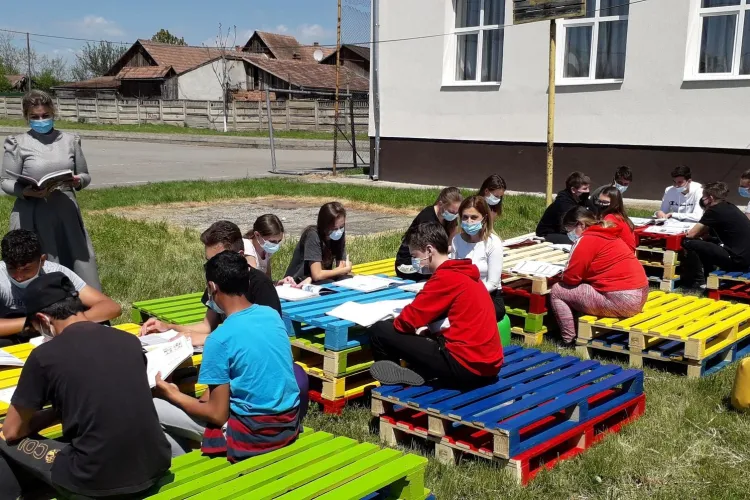 Se POATE! Elevii unei școli din județul Cluj fac ore în aer liber - FOTO