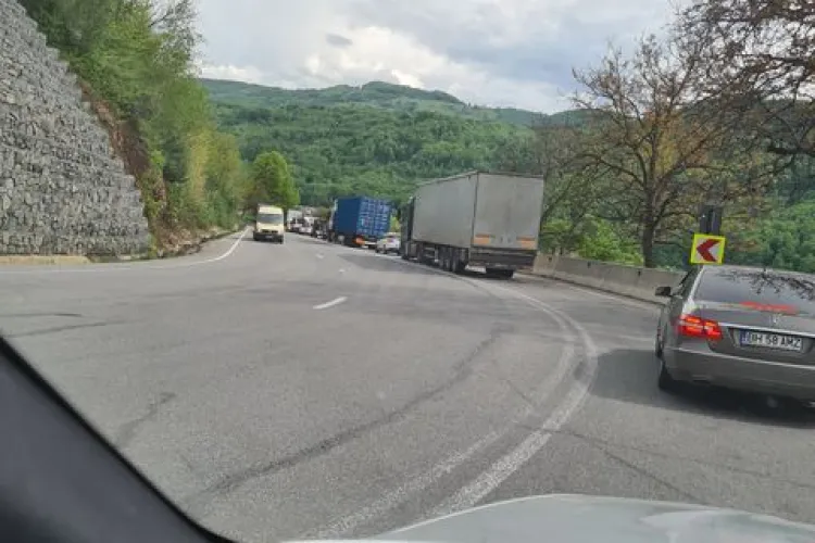 Blocaj pe Piatra Craiului pentru a fi asfaltate patru gropi! Un tramvai care venea la Cluj a fost ținut 5 ore blocat - FOTO