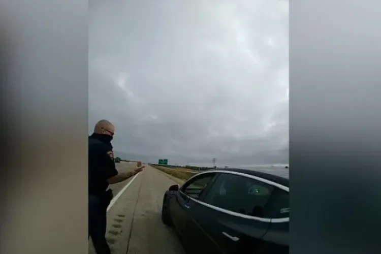 Șoferul unui autoturism Tesla pe pilot automat surprins dormind la volan, în trafic