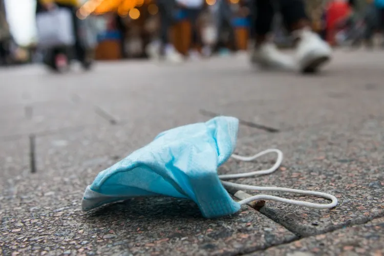 Unde aruncăm masca de protecție după utilizare? Ministrul Mediului: „Trebuie arsă, e un deșeu medical”