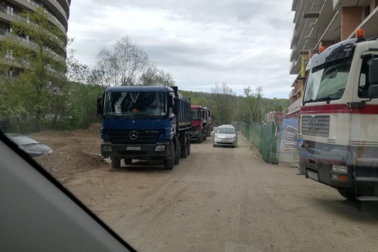 Accesul în parcul Rozelor este blocat de camioanele celor care fac blocuri - FOTO