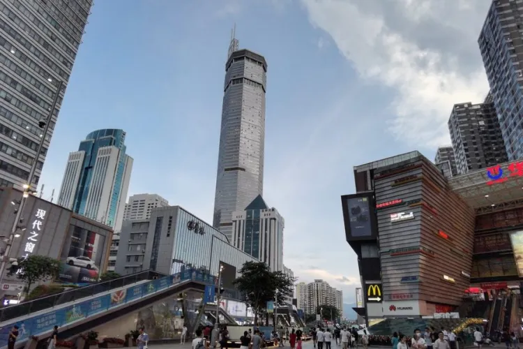 Un zgârie-nori a început să se clatine din senin. Panică pe străzi într-o mare metropolă - VIDEO