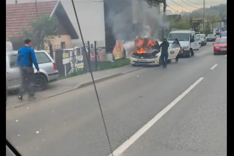 Taxi în flăcări pe Tăietura Turcului! Nimeni nu a sărit să-l ajute - FOTO