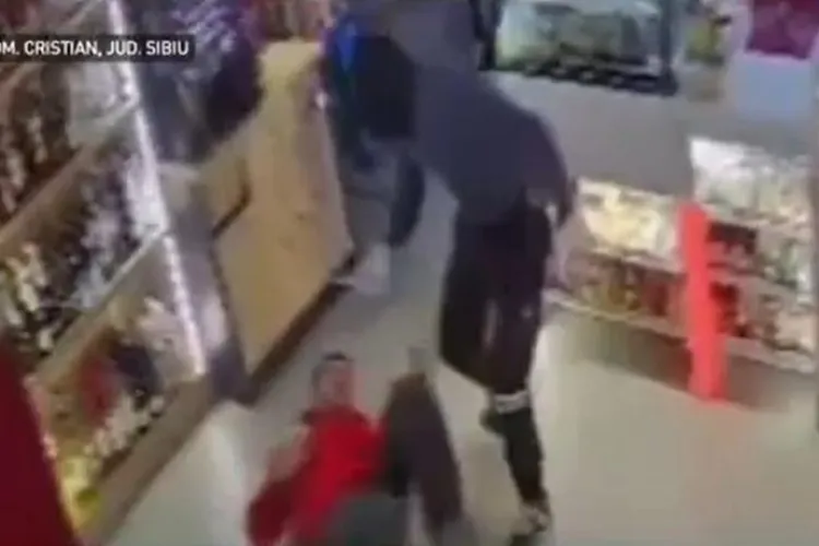 Casier al unei benzinării atacat  cu cuțitul de un bărbat venit la furat - FOTO