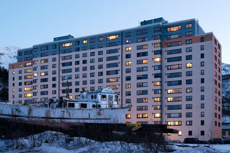 Într-un oraș american, toți locuitorii stau în aceeași clădire! Povestea amuzantă s-a viralizat - VIDEO