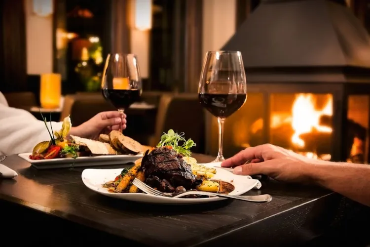 La Cluj-Napoca, de AZI, restaurantele și cinematografele pot funcționa cu 50% capacitate