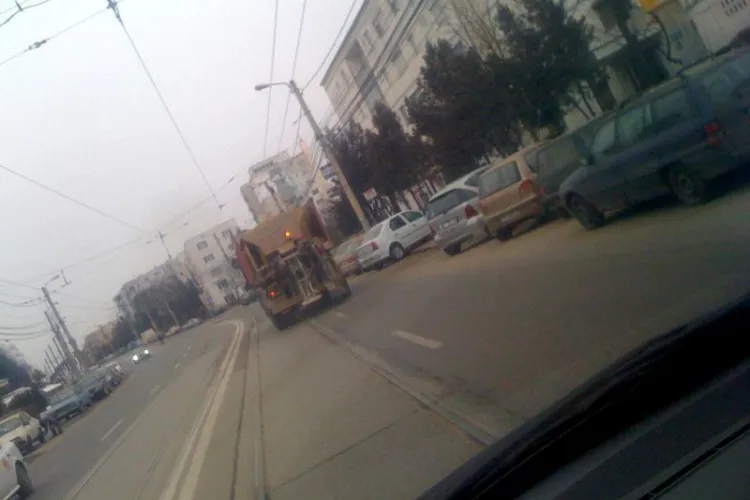 Bataie de joc! Firmele de deszapezire arunca pietris in Cluj Napoca, desi nu a nins - STIREA CITITORULUI - FOTO