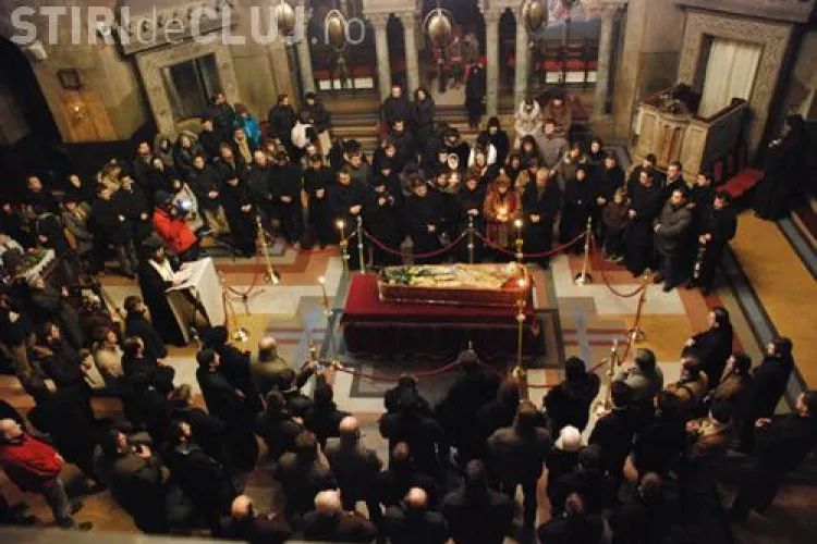 IPS Bartolomeu este inconjurat de credinciosi in catedrala Mitropolitana din Cluj - VEZI Galerie FOTO