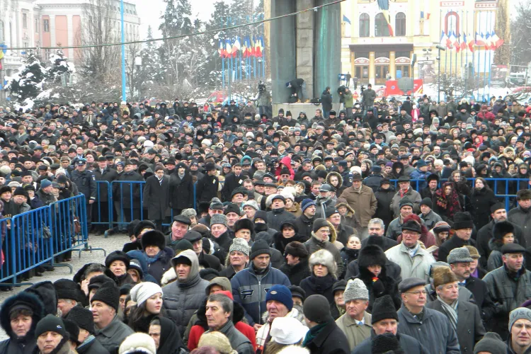 Mii de credinciosi isi iau ramas bun de la Bartolomeu - Galerie FOTO din Piata Avram Iancu 