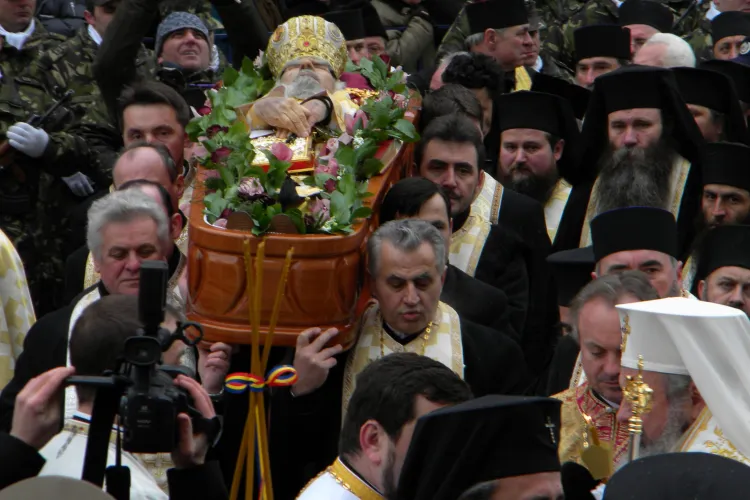 IPS Bartolomeu, dus pe brate de preoti pana la cripta Ierarhilor, unde a fost inmormantat - VIDEO si FOTO