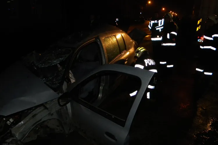 Accident in Dej, pe strada 1 Mai! Un autoturism a intrat intr-un microbuz si 6 oameni au fost raniti! VIDEO