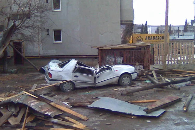 Patru masini, distruse pe strada Rasaritului de vijelia de sambata! - Galerie FOTO