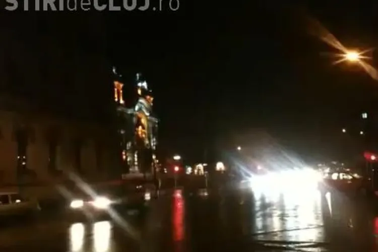 Cine stinge lumina in centrul Clujului? Instalatia electrica din Piata Avram Iancu da "rateuri" - VIDEO