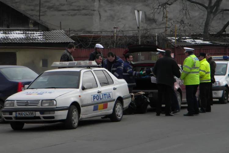 Traficanti de tigari prinsi in flagrant in fata la Universitatea Dimitrie Cantemir din Cluj - VIDEO si FOTO