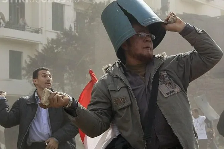 Egiptenii lupta cu oale, pet -uri si cosuri de gunoi in cap, pentru a se proteja de ploaia de pietre - Galerie FOTO