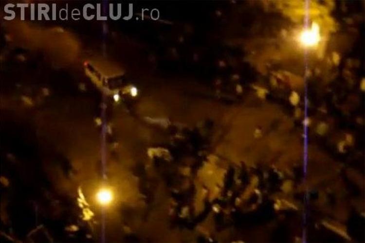 O masina loveste in plin grupuri de manifestanti in Cairo - VIDEO Imagini Socante