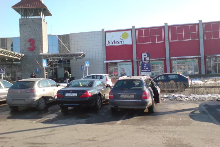 Smecheri de Cluj! Soferi de Mercedes, Audi, BMW ocupa  locurile persoanelor  cu handicap la Polus, cand restul parcarii e goala!