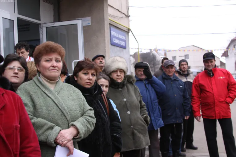 Protest la Spitalul din Campia Turzii impotriva comasarii! Oamenii au iesit in curte inca de la ora 8.30
