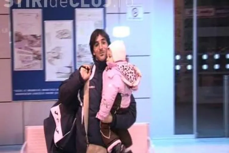 Emotie la revenirea CFR Cluj din Antalya! Peralta asteptat de sotie si de copii pe Aeroportul din Cluj - VIDEO
