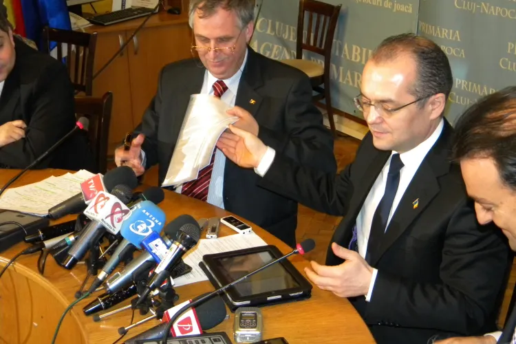 Emil Boc a ajuns la Cluj si a asistat la semnarea contractului de informatizare a primariei! VEZI FOTO