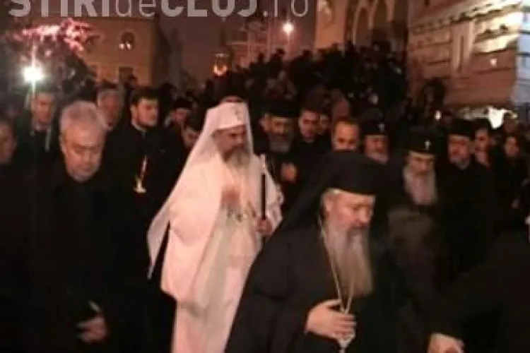 Prea Fericitul Daniel a ajuns la Cluj! Patriarhul a fost impresionat de multimea adunata sa-si ia ramas bun de la IPS Bartolomeu - VIDEO