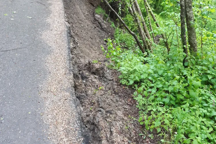 Alunecare de teren la barajul Tarnița! Drumul riscă să fie afectat la coada Lacului Tarnița  FOTO