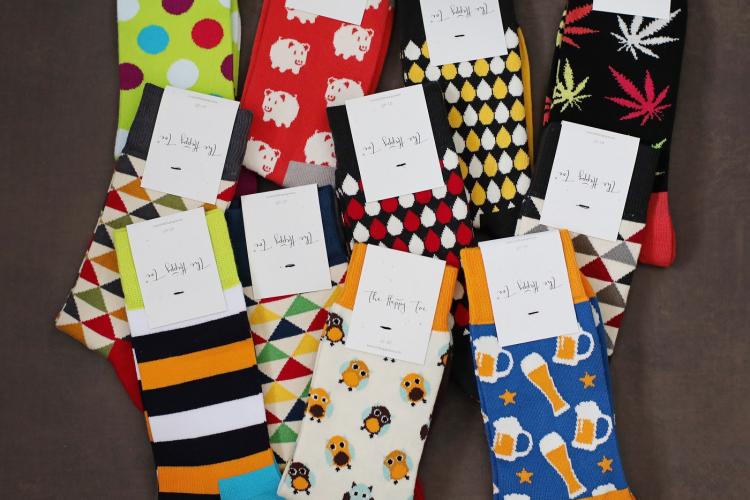 Trei clujeni au o afacere de succes cu șosete tricotate digital: „Am auzit că afacerile de succes au pornit dintr-un garaj”